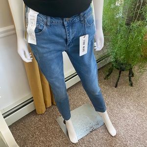 Slightly distressed skinny Jean